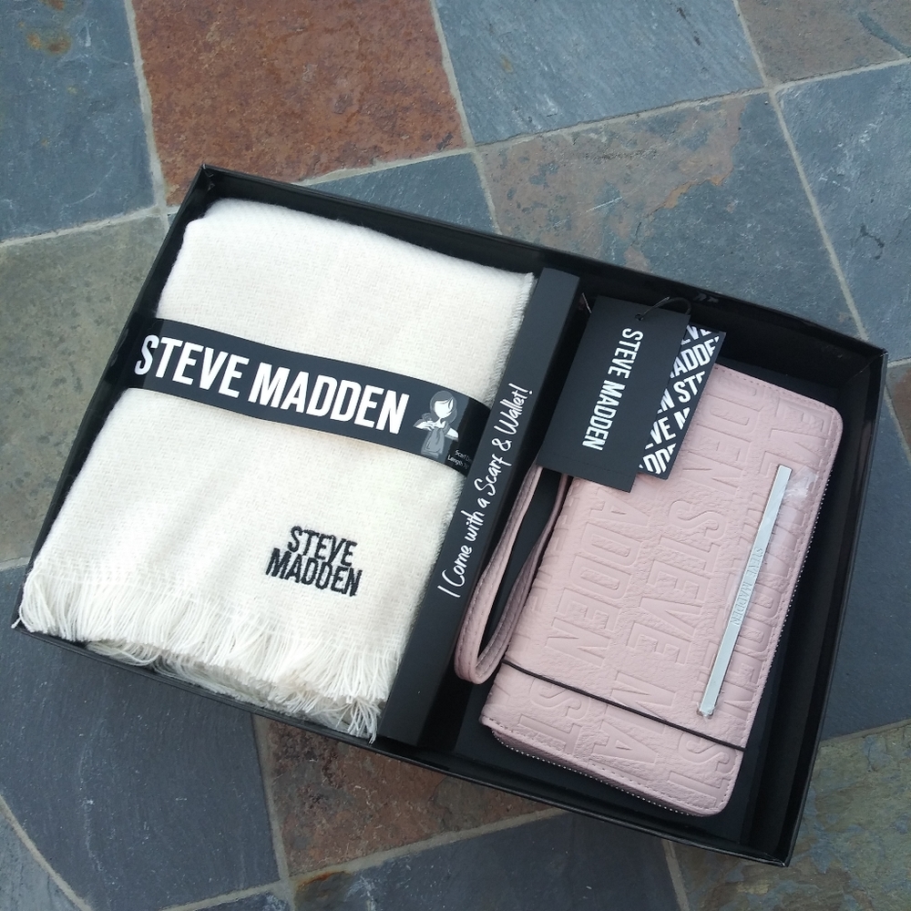 STEVE MADDEN WRISTLET WALLET CASE & SCARF GIFT SET
